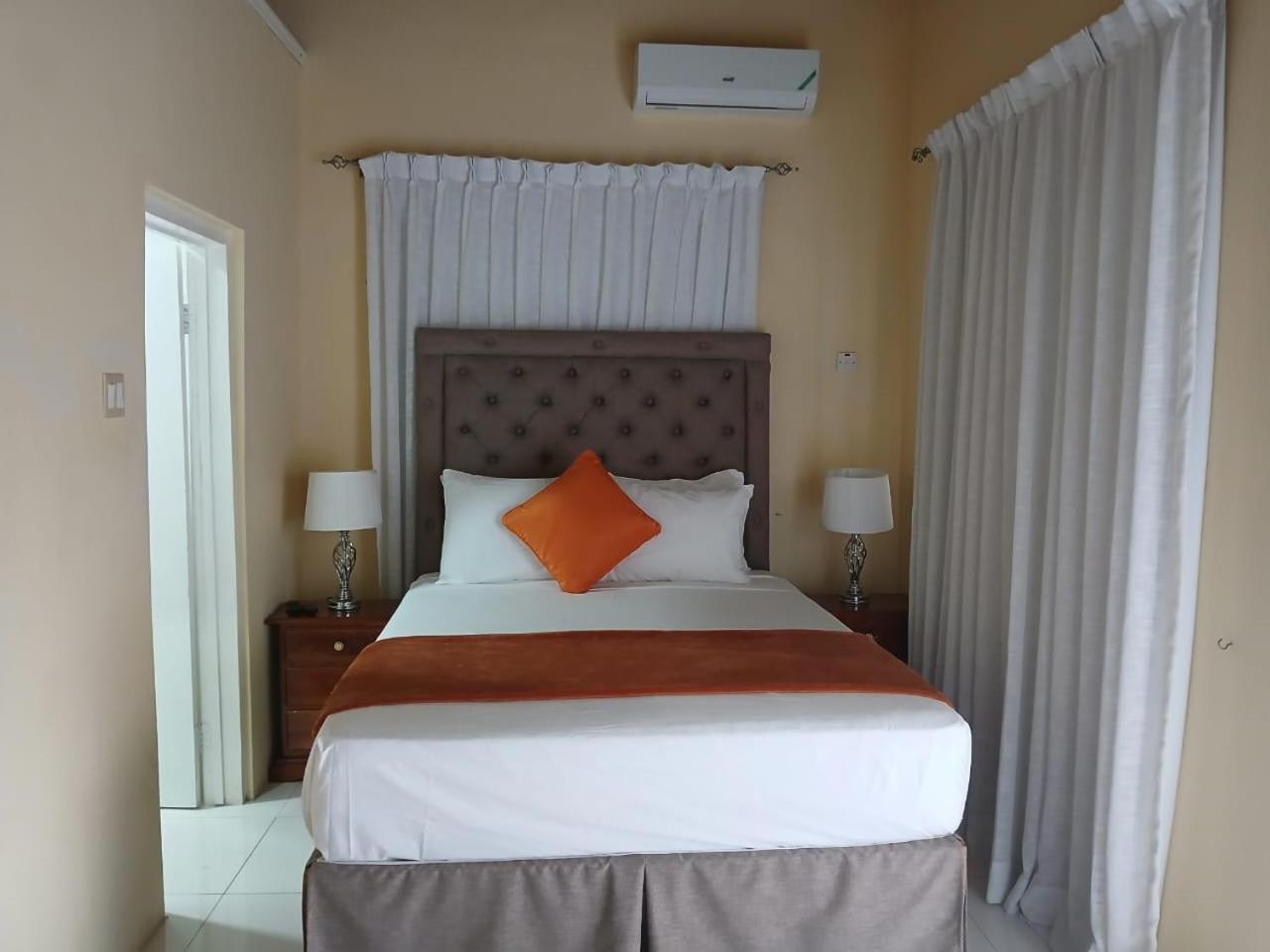 Deluxe Queen Suite
